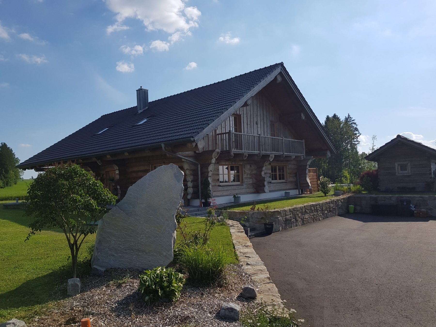 Das Drei-Flüsse-Blockhaus von außen bei Tageslicht