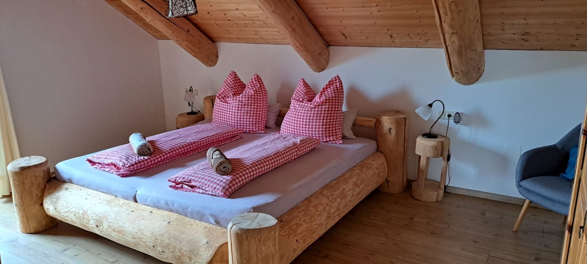 Schlafzimmer im Dachgeschoss mit Holzbalken