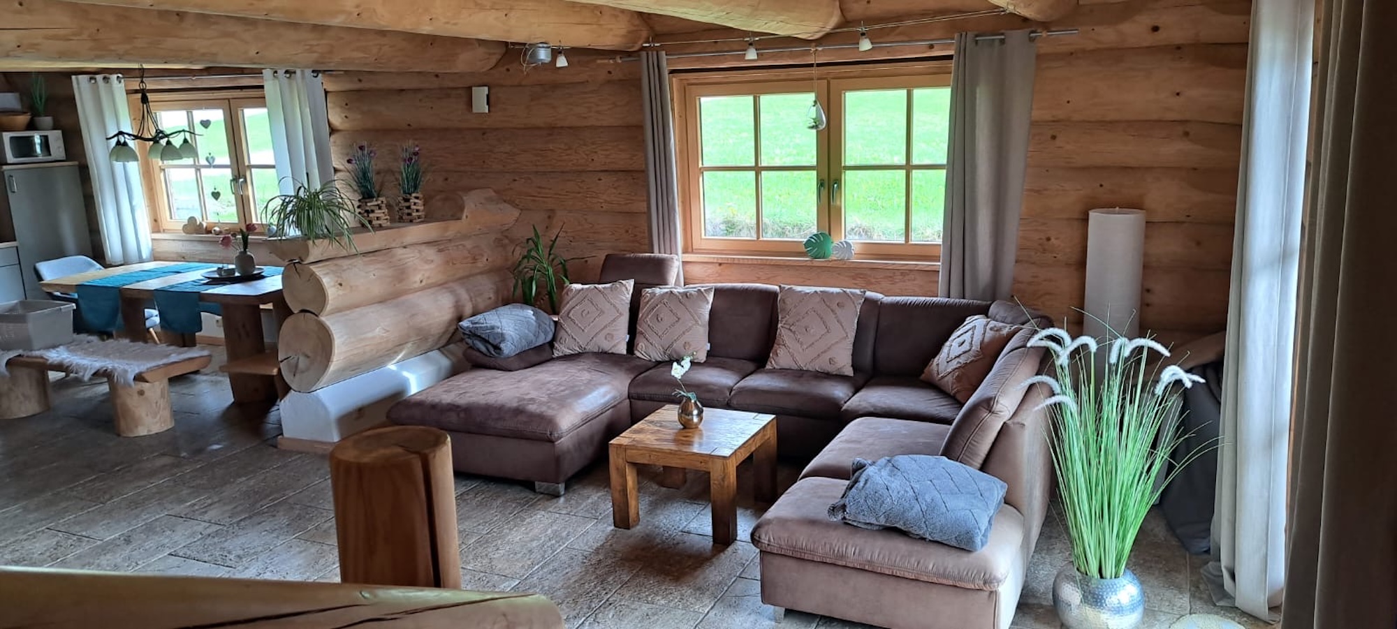 Wohnraum mit Sitzgruppe im Chalet